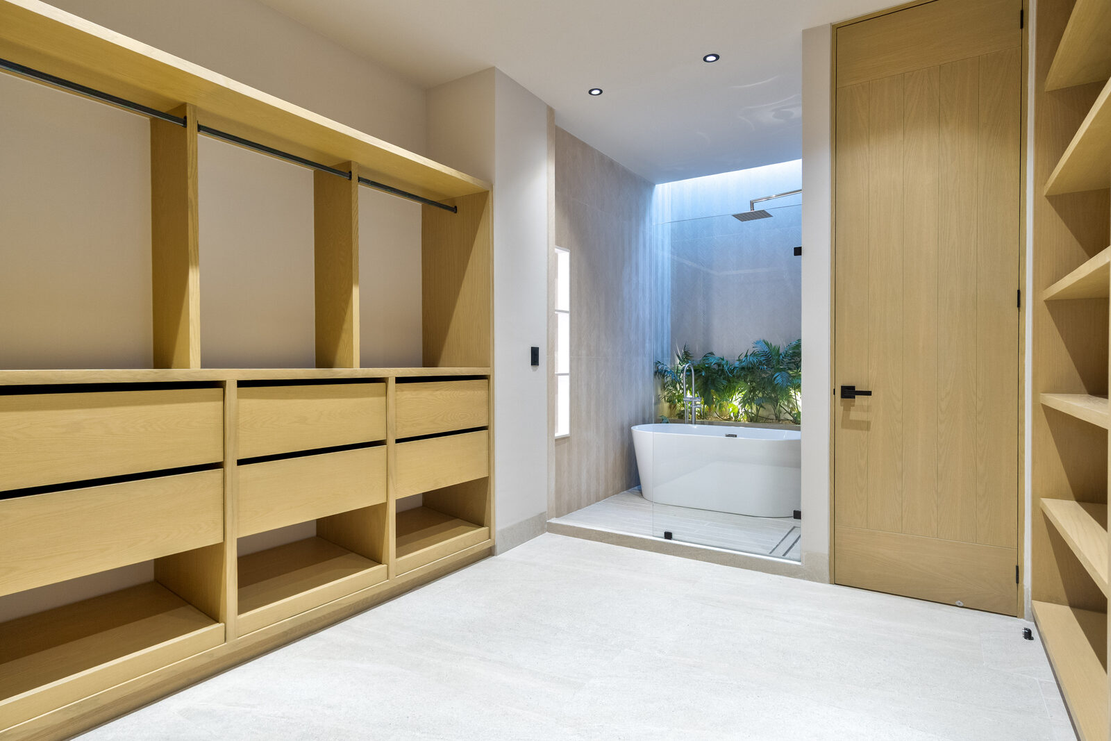 Vestidor y baño de lujo