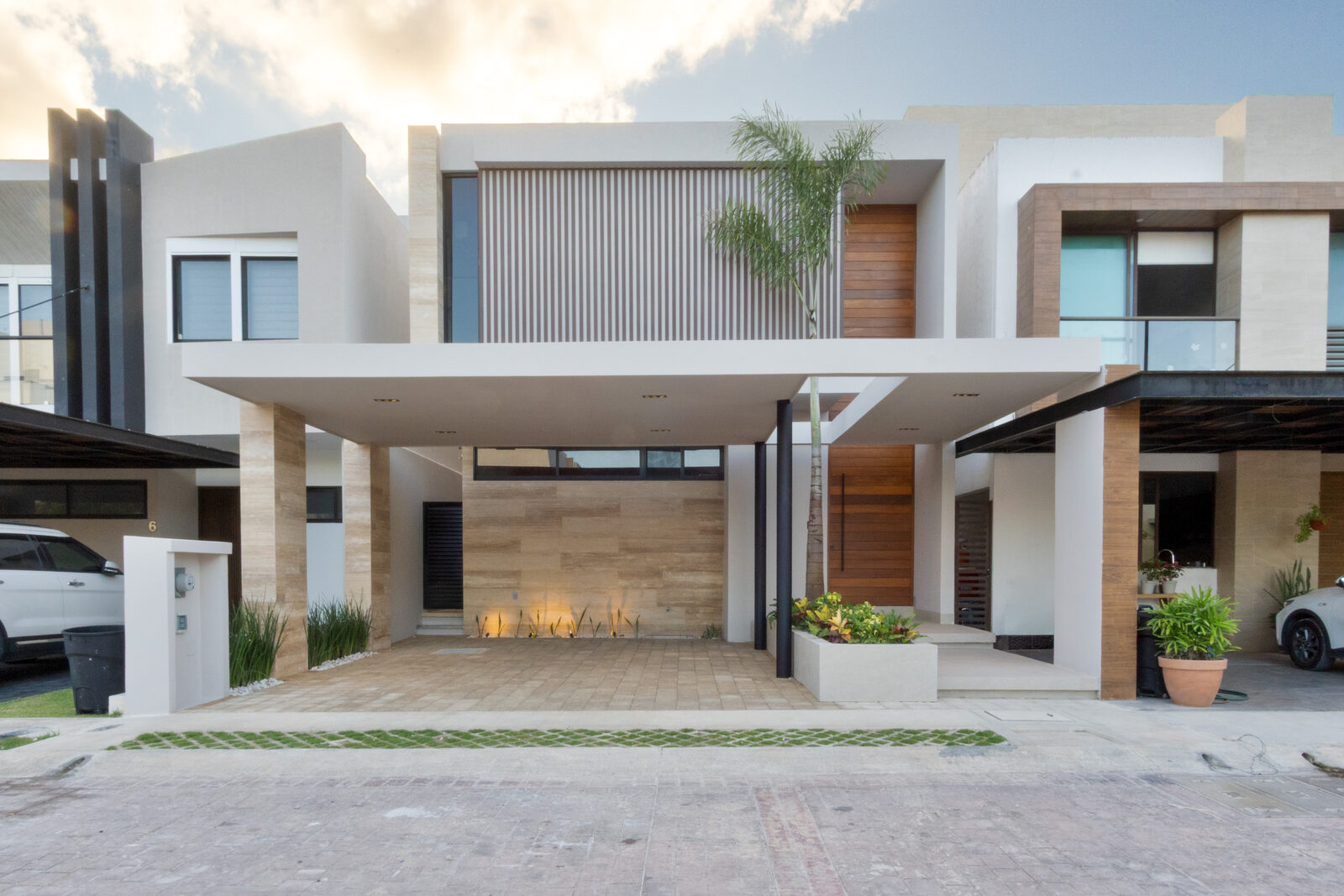 Fachada moderna con alberca